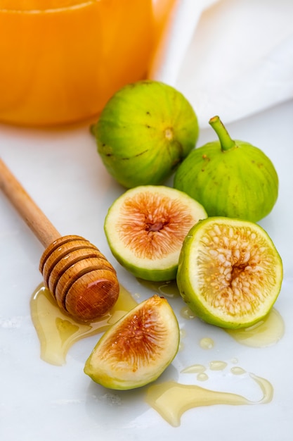 Whole and cut green figs, with honey.