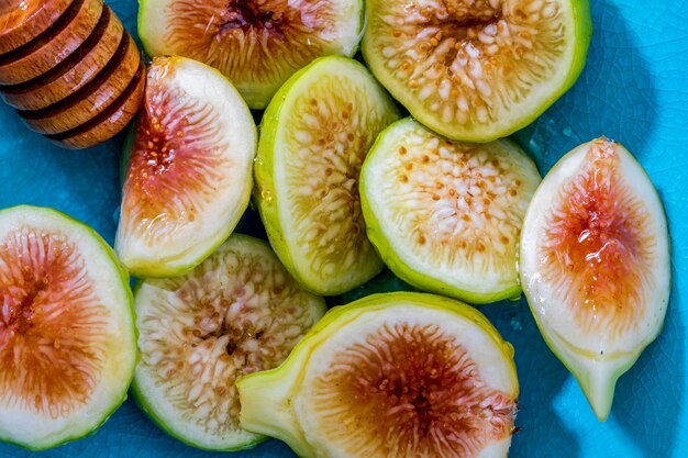 Whole and cut green figs, with honey.