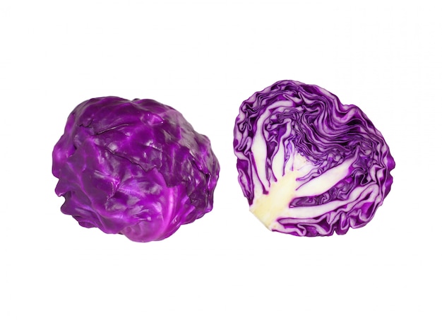 Целая и нарезанная пополам свежая спелая фиолетовая капуста