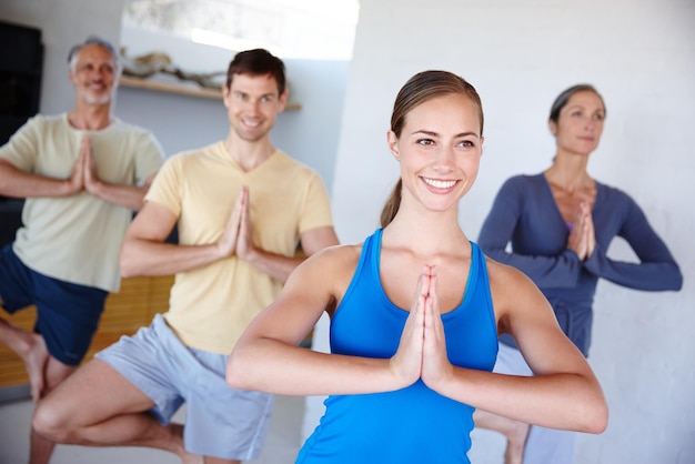 Foto l'intera famiglia si unisce oggi una foto ritagliata di una famiglia felice che fa yoga insieme