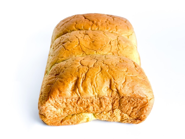 Фото Цельнозерновой хлеб, готовый к употреблению на белом фоне