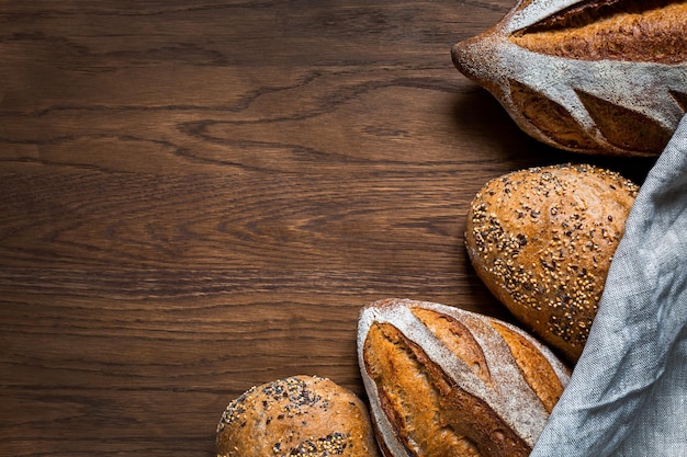 Pane integrale su sfondo di legno concetto di cibo sano di cultura starter naturale