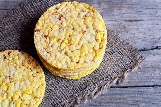 Pane croccante del grano intero sulla tavola di legno rustica