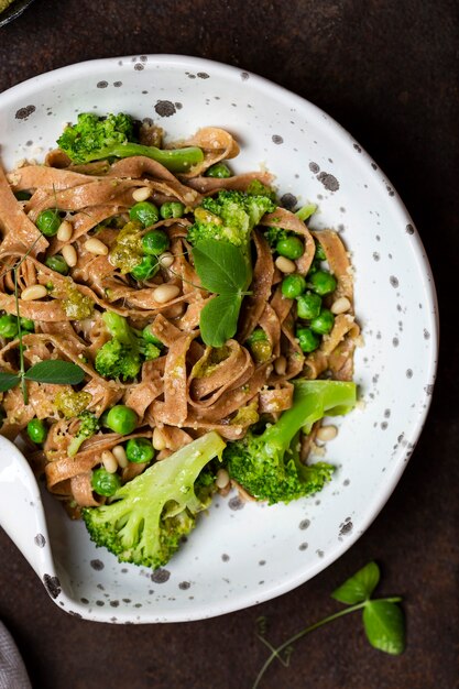 Whole-grain tagliatelle with pesto, green peas and broccoli