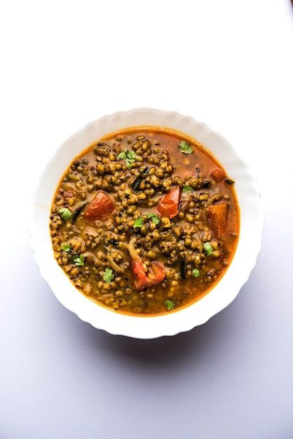 Whole Green Moong Dal fry of Whole Mung bean Tadka geserveerd in een kom. selectieve focus