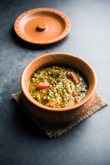 Whole Green Moong Dal fry of Whole Mung bean Tadka geserveerd in een kom. selectieve focus