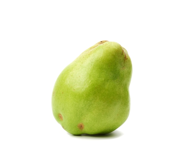 Intero frutto mela cotogna verde isolato su bianco, vicino
