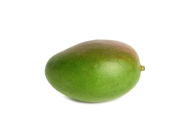 Photo whole green ripe mango isolated on white background