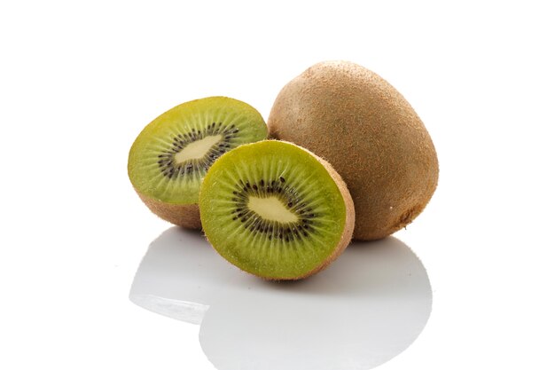 Photo whole kiwi fruit and his sliced segments on white background