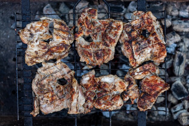 全体の大きな肉を焼きます