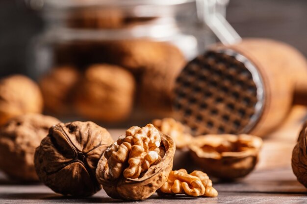 Noci intere e aperte con granella di noce su un tavolo di legno noccioli di frutta sana oraganica snack crudi noccioli