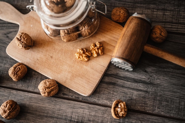 Foto noci intere e aperte con granella di noce su un tavolo di legno noccioli di frutta sana oraganica snack crudi noccioli