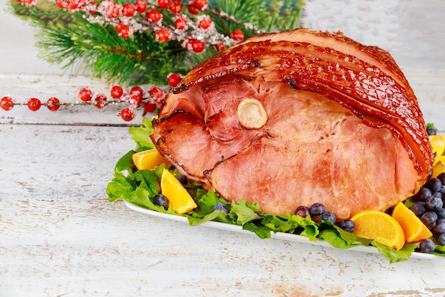 Photo whole pork ham with fresh fruits. holiday christmas meal.