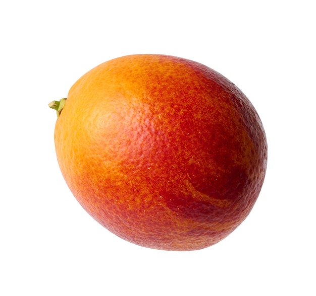 Целый красный апельсин на белом изолированном фоне