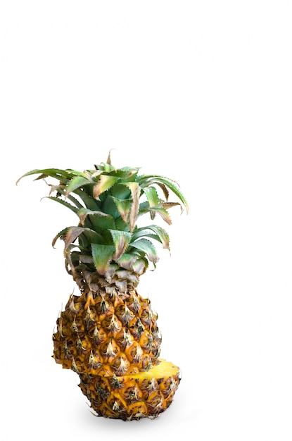 Intero ananas maturo isolato su sfondo bianco