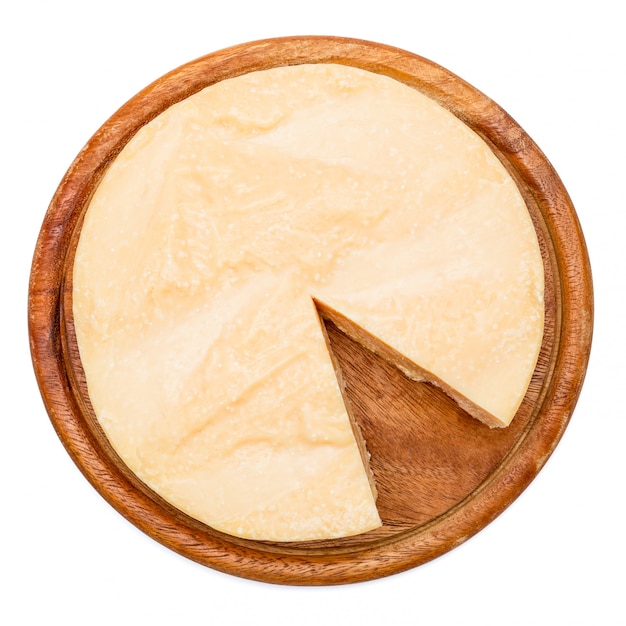 Photo whole round head and pieces of parmesan or parmigiano