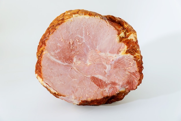 Prosciutto di maiale intero semi disossato isolato su priorità bassa bianca.