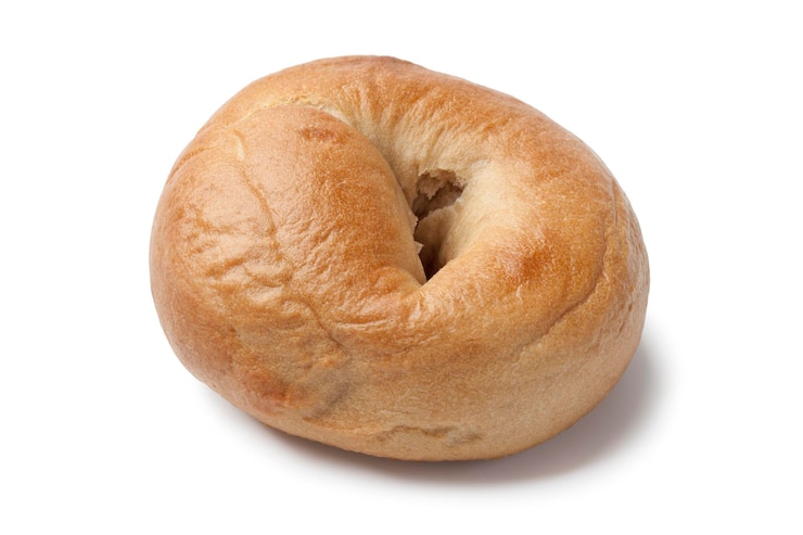 Photo whole single fresh baked bagel isolated on white background