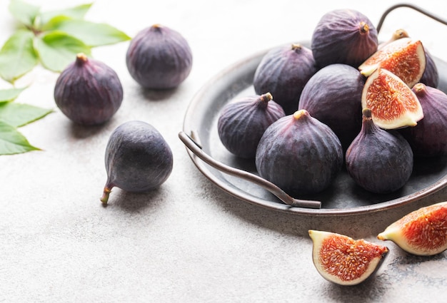 Photo whole and sliced fresh ripe figs