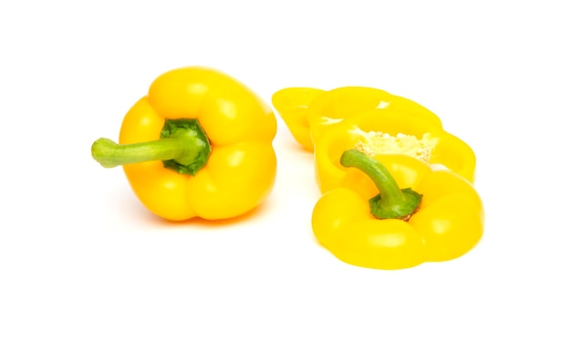 Foto peperone giallo intero e affettato o paprika isolato su fondo bianco