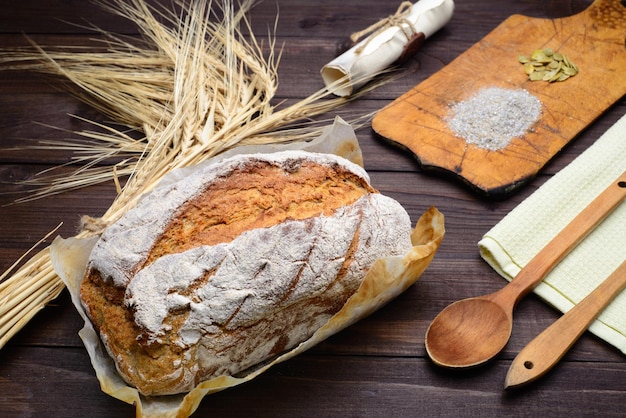 Foto pane integrale cotto a casa con ingredienti biologici molto sani con spazio per la copia della vista dall'alto dei semi