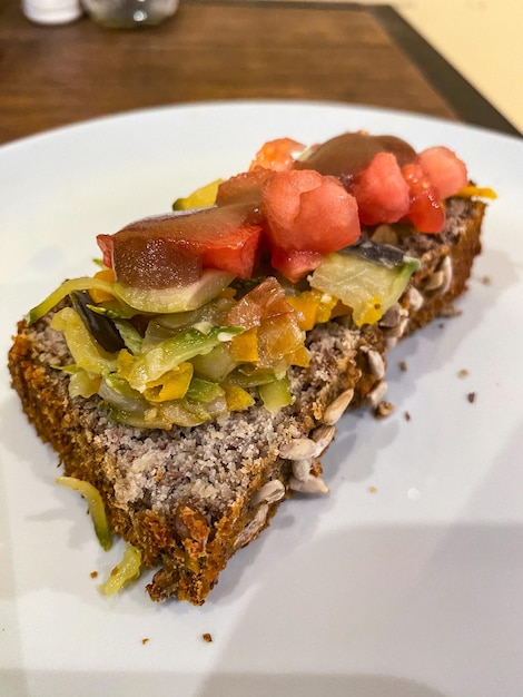 Foto bruschetta di pane di grano intero