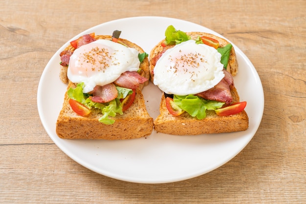 Pane integrale tostato con verdure, pancetta e uova