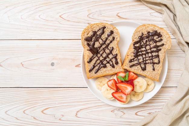 新鮮なバナナ、イチゴ、チョコレートの全粒小麦パン