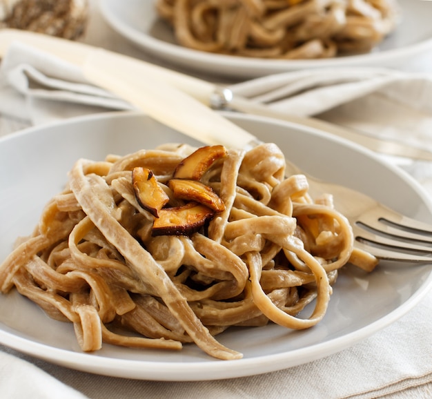 Foto tagliolini integrali ai funghi porcini