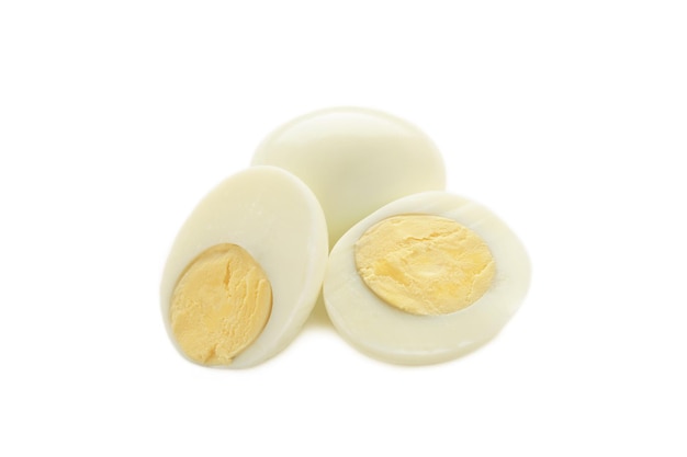写真 白い背景に卵の黄が分離された丸い白卵と半分に切った煮た卵