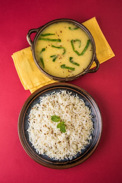 Lenticchie gialle intere dal fry o tadka con cumino indiano o riso jeera o chawal, messa a fuoco selettiva