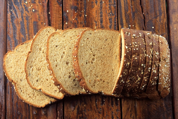 Цельнозерновой нарезанный органический хлеб