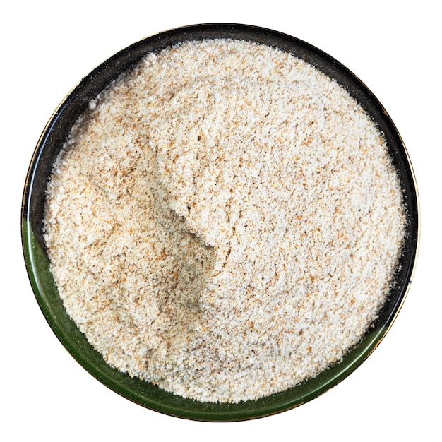 Photo wholegrain wheat flour in round bowl isolated