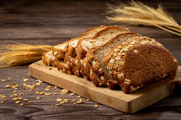 Фото Цельнозерновой хлеб на столе