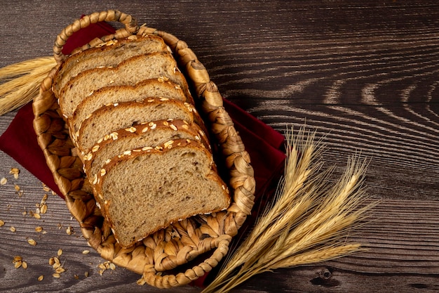 Photo wholemeal bread on the table