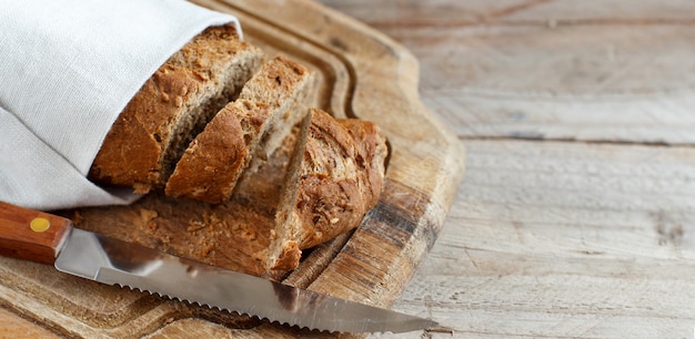 Pane integrale su un tavolo di legno vista dall'alto