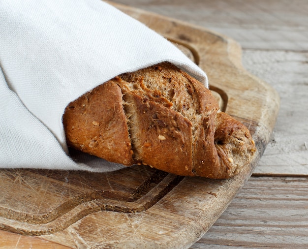 Pane integrale su un tavolo di legno vista dall'alto