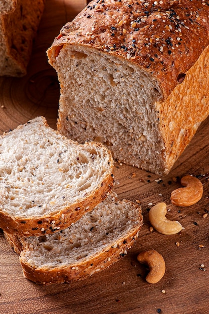 Pane integrale a lievitazione naturale condito con semi di sesamo e castagne