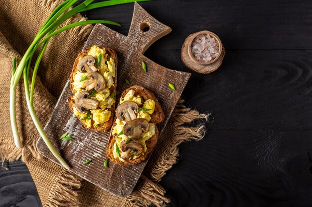 Гренки из цельнозерновой муки с яичницей с грибами и творогом. здоровый завтрак или поздний завтрак. Меню ресторана, диета, кулинарная книга рецептов.