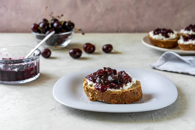 Toast integrali con ricotta e marmellata di ciliegie dolci fatta in casa