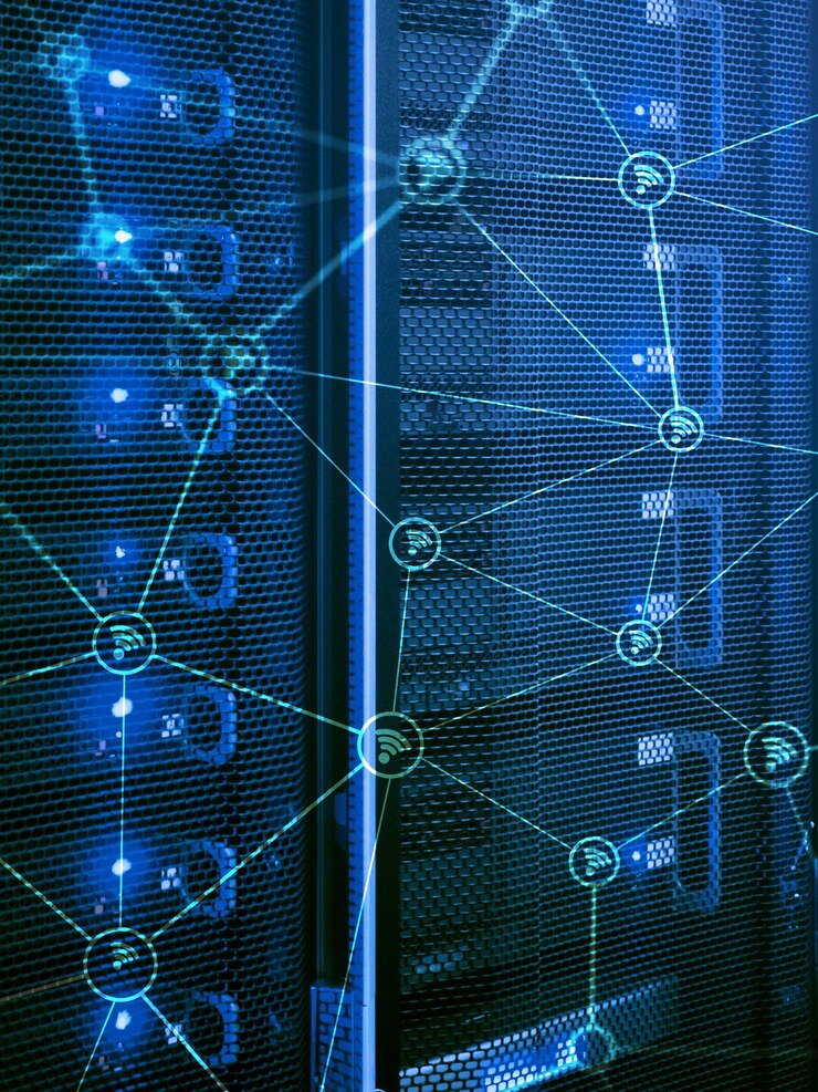 Абстрактная структура сети Wi-Fi на фоне современной серверной комнаты