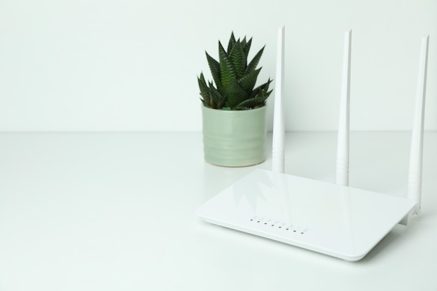 Wi-fi-router en sappig op witte achtergrond