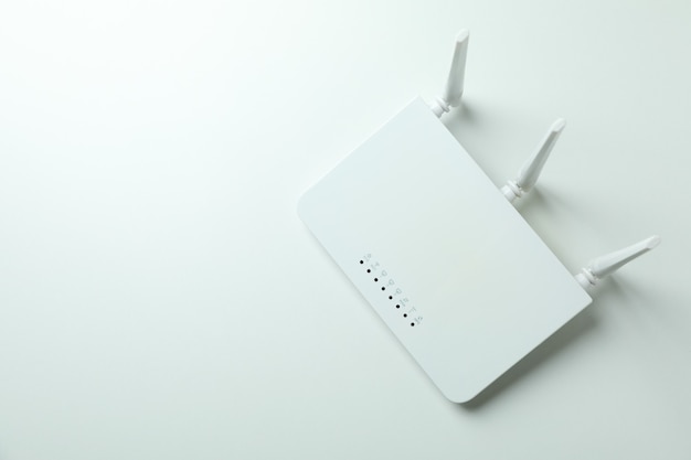 Wi-Fi-router met externe antennes op witte achtergrond