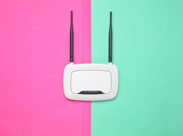 Wi-Fi-router op een gekleurde pastel achtergrond. Trend van minimalisme. Altijd online. Bovenaanzicht