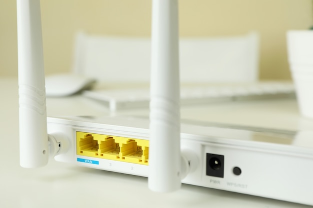 Wi - fi router op witte tafel, close-up