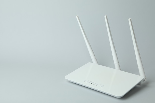 Router wi-fi con antenne esterne su sfondo grigio