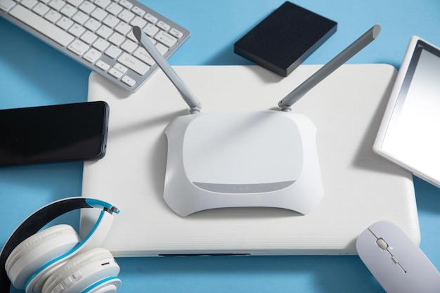 Wi-Fi маршрутизатор с клавиатурой планшета, телефона, компьютера и других объектов