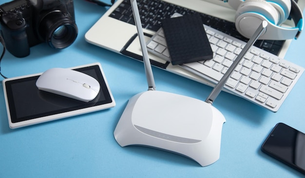 Wi-Fi маршрутизатор с клавиатурой планшета, телефона, компьютера и других объектов