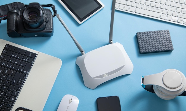 Wi-Fi маршрутизатор с клавиатурой планшета, телефона, компьютера и других объектов