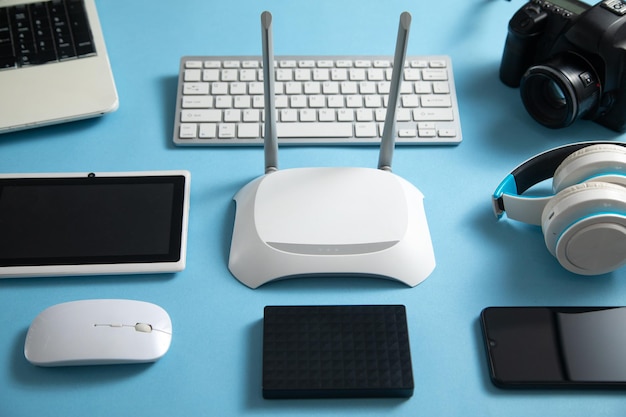 Wi-Fi маршрутизатор с клавиатурой планшета, телефона, компьютера и других объектов